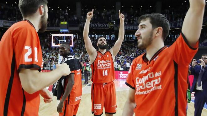 Los jugadores del Valencia Basket celebran el triunfo. (Foto: Liga Endesa)