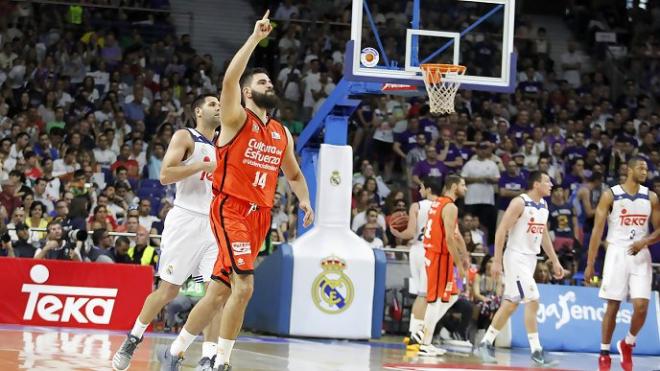 Dubljevic celebra una caasta en el tramo final. (Foto: Liga Endesa)