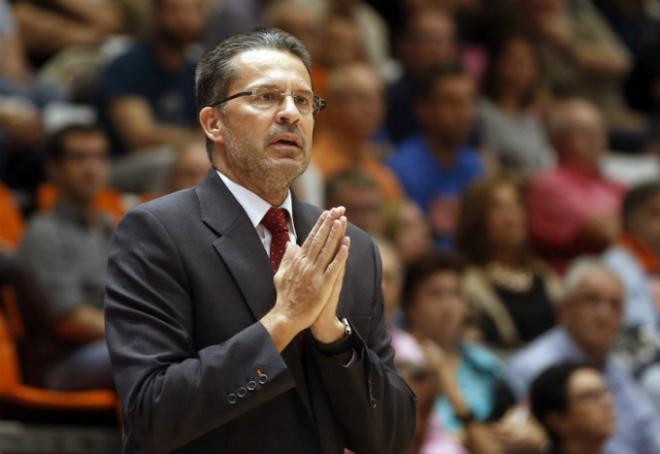 Pedro Martínez dirige al equipo desde el banquillo.