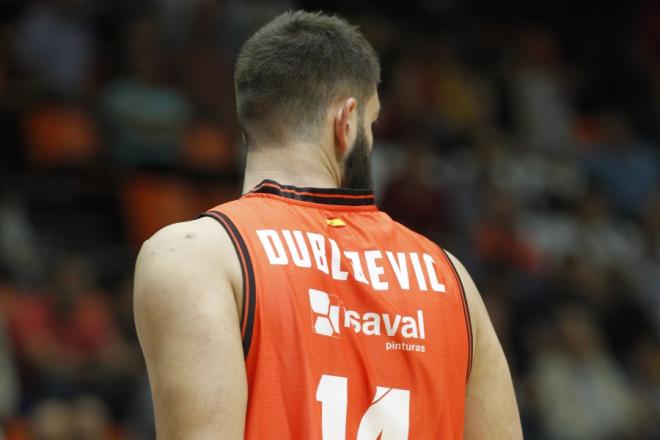 Bojan defiende a Valencia Basket en la Fonteta.