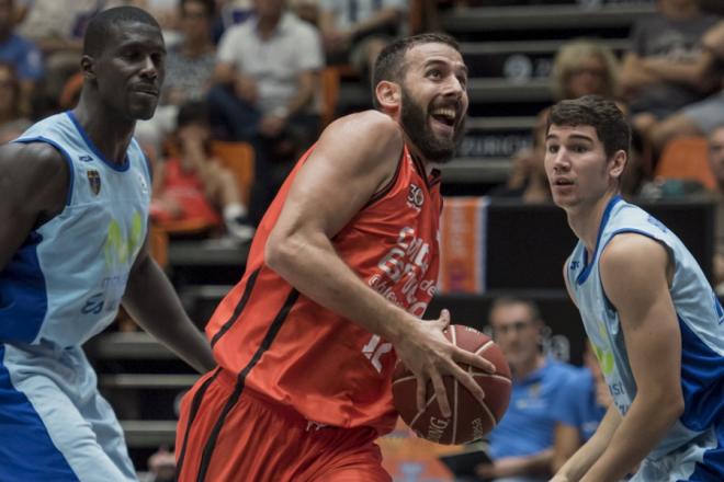 Jankovic penetra a canasta. (Foto: Isaac Ferrera)