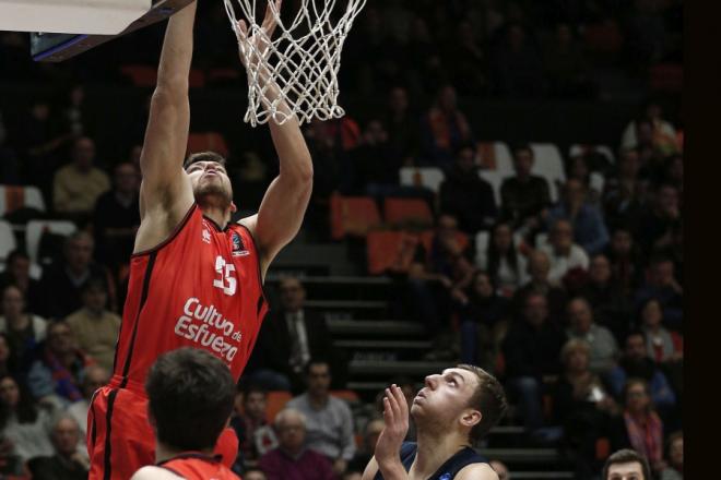 Kravtsov davant l'Alba Berlín al partit de ida (Foto: Miguel Ángel Polo)