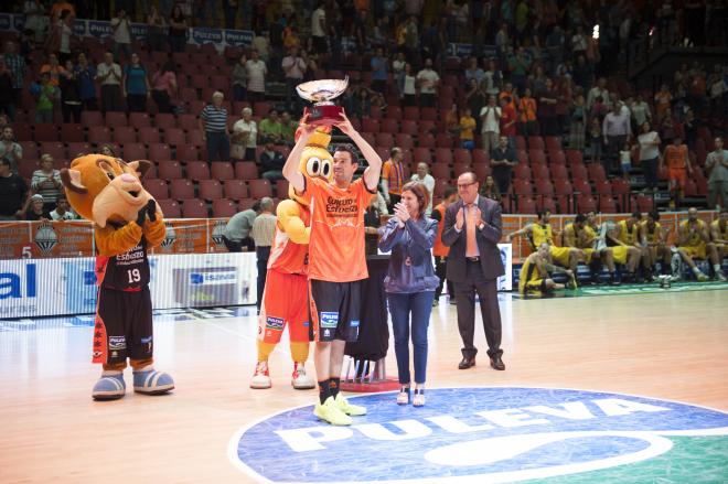 El capi recoge el trofeo.