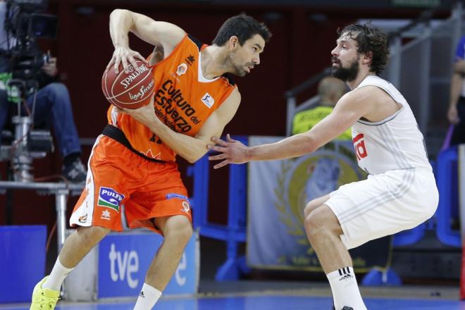 Rafa amb la samarreta de Valencia Basket.