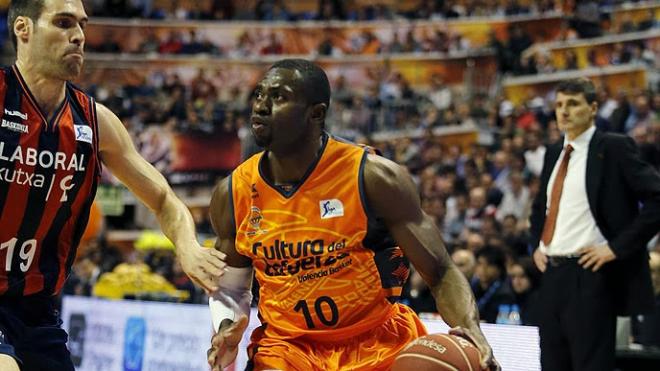 Romain Sato entra a canasta.