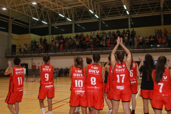 Les jugadores saludant a l'afició.