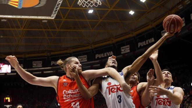 El Valencia Basket defiende una entrada a canasta.