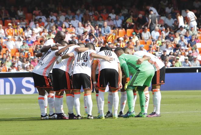 El Valencia hace una piña antes del comienzo del partido. (Foto: David González)