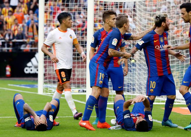 Momento en que Messi se vuelve a encarar a la grada. (Foto: EFE)