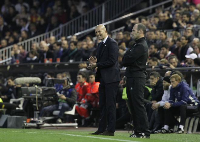 Zidane ya sabe lo que es sufrir en Mestalla. (Foto: David González)
