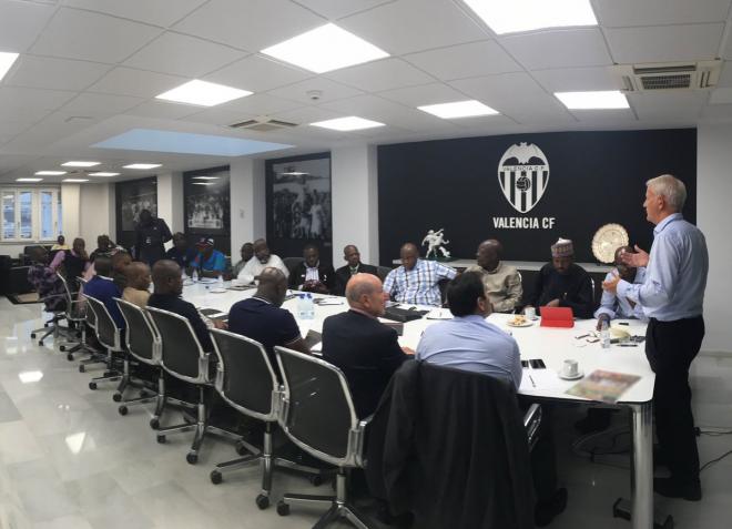 Peter Draper ha mantenido una reunión con la delegación de la liga nigeriana. (Foto: Valencia CF)