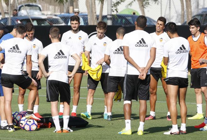 La plantilla, durante el entrene de hoy. (Foto: D.González)