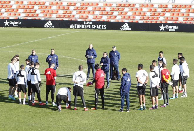 Prandelli habla con sus futbolistas. (Foto: D. Glez)