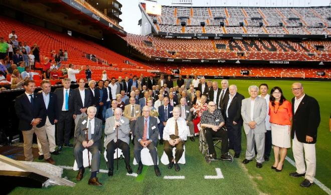 Los futbolistas del Valencia participaron en el homenaje a los socios con 50 años de antigüedad. Los futbolistas del Valencia participaron en el homenaje a los socios con 50 años de antigüedad. (Foto: Valencia CF)