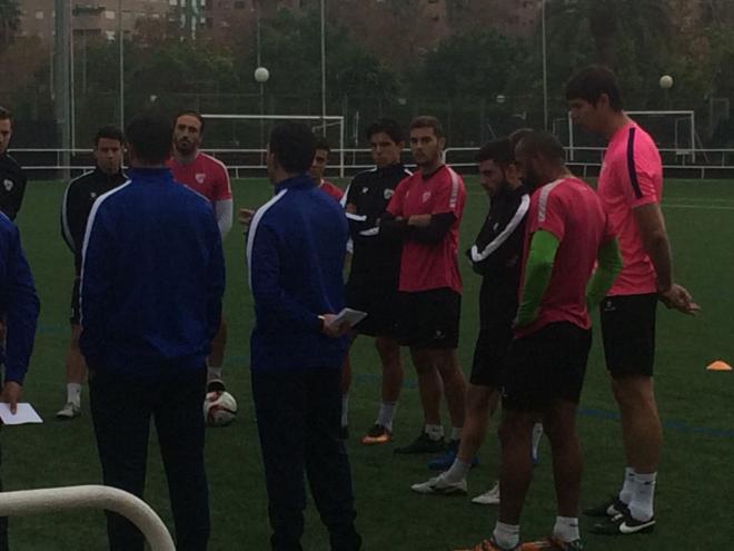 El serbio, escuchando la charla del entrenador Raúl Pérez.