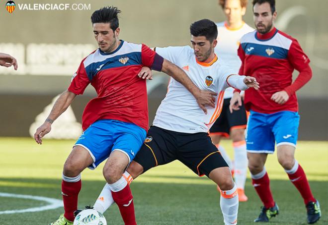 David Fas aguanta un balón (Foto: Valencia CF).