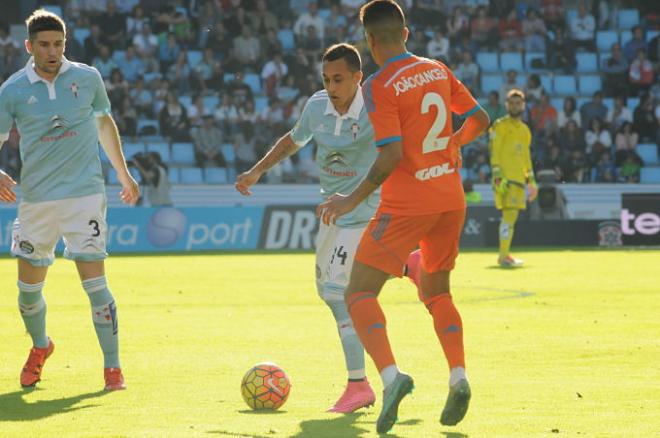 Orellana trata de eludir a Joao Cancelo.