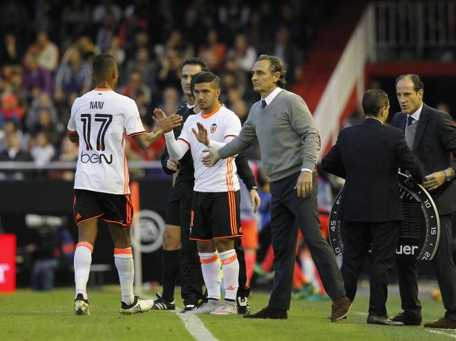 Bakkali a punto de saltar al terreno de juego.