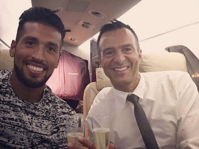 Garay brinda con Jorge Mendes en el vuelo que les trajo a Valencia.