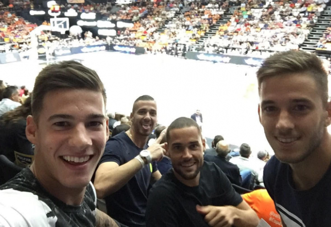 Los jugadores del Valencia en la Fonteta.