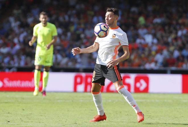 Munir controla un balón en Mestalla. (Foto: David González)