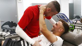 El valenciano recibe el cariño de Jaume tras su lesión.