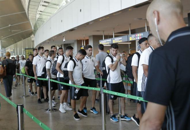 La plantilla, en el aeropuerto de Manises. (Foto: D.González)