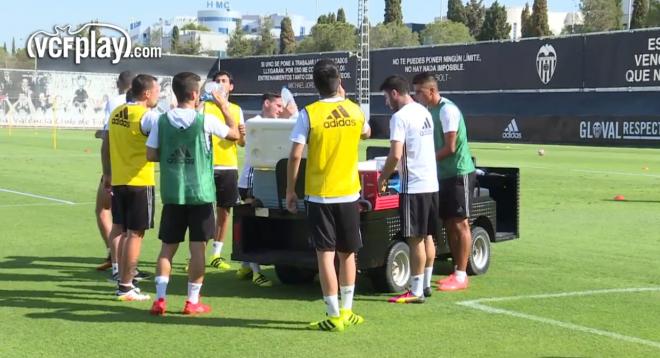 Los futbolistas beben para combatir el sofocante calor que había hoy en Paterna. (Foto: VCFplay)