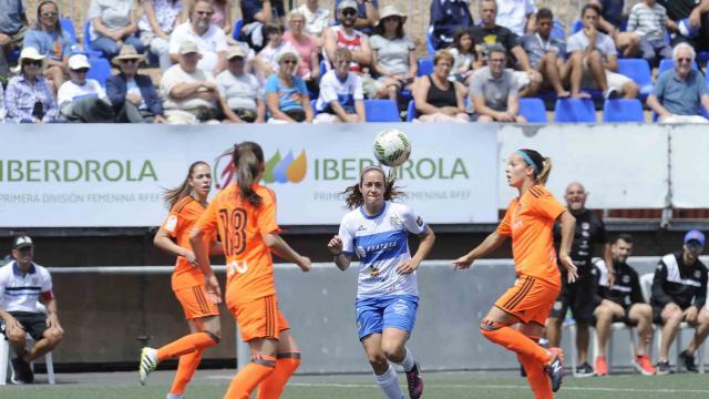 Un lance del encuentro entre tinerfeñas y valencianistas. (Foto: La Liga)