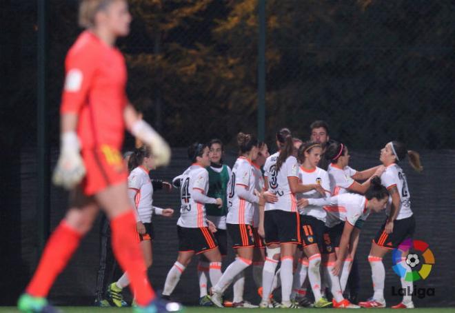 El Valencia celebrando el gol que anotaron al conjunto catalán en la primera vuelta. (Foto: La Liga)