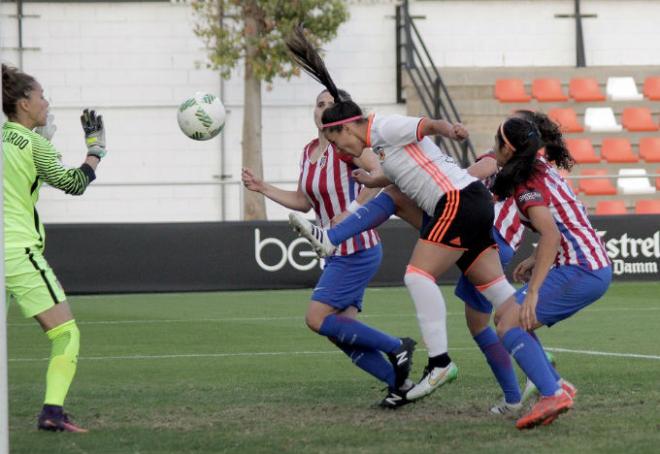 Una imagen del partido de la primera vuelta entre las colchoneras y las valencianistas. (Foto: Valencia CF)