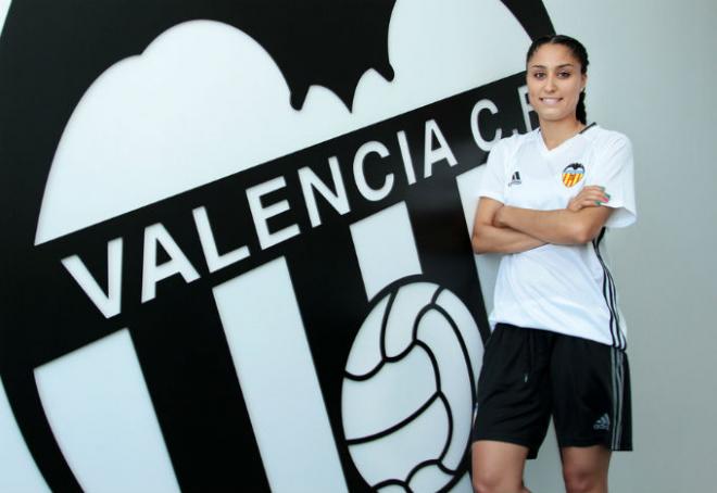 Debora posando con la camiseta del Valencia CF (Foto: ValenciaCF)