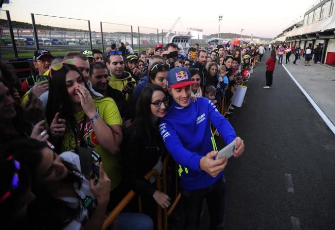 Maverick Viñales posa con un selfie con los aficionados