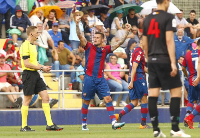 Álex Cortell está siendo el héroe de la fase de ascenso a Segunda B del Atlético Levante.