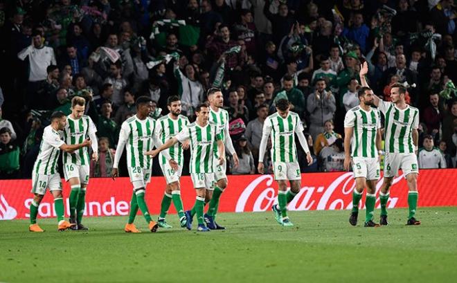 Los jugadores del Betis celebran su victoria ante el Málaga.