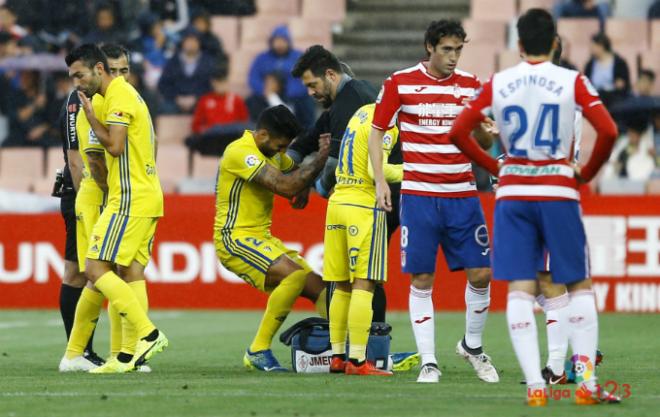 Javier Espinosa, de espaldas junto a Baena, en un momento del Granada-Cádiz (LaLiga).