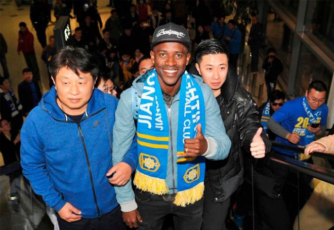 Ramires a su llegada a China (Foto: Corriere dello Sport).