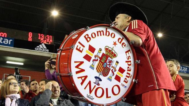 Manolo con su bombo en una foto de archivo. (Foto: EFE)