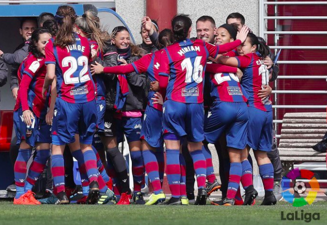 Las jugadoras celebran el gol de la victoria junto al nuevo cuerpo técnico. (Foto: LaLiga)