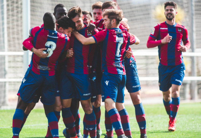 Los jugadores celebran uno de los tantos en la Ciudad Deportiva de Buñol. (Foto: Levante UD)