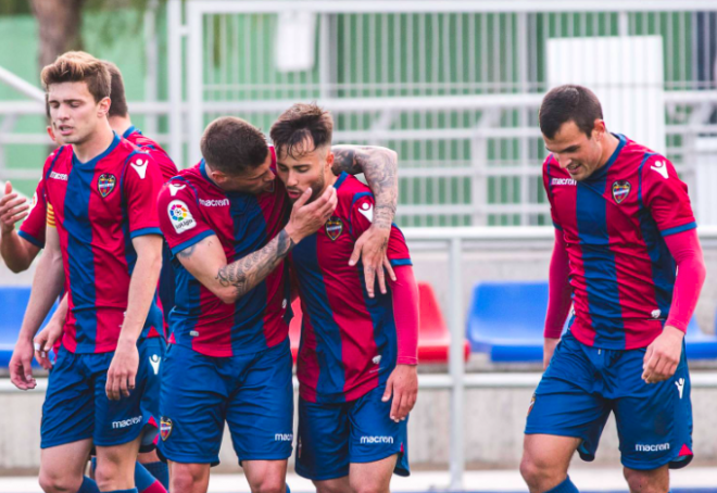 Joan celebrando su tanto con los compañeros. (Foto: Levante UD)