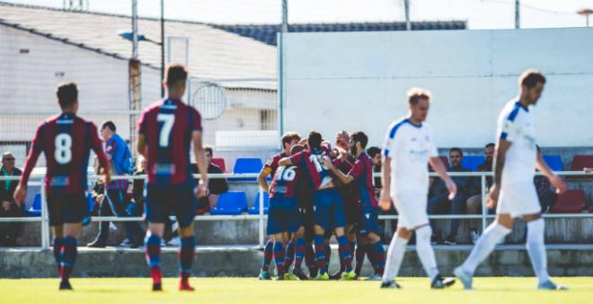 Los jugadores del Atlético Levante UD se abrazan tras el gol de la victoria ante el Silla (Imagen: Levante UD).