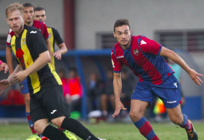 Tendillo, disputa un balón la pasada jornada. (Foto: Levante UD)