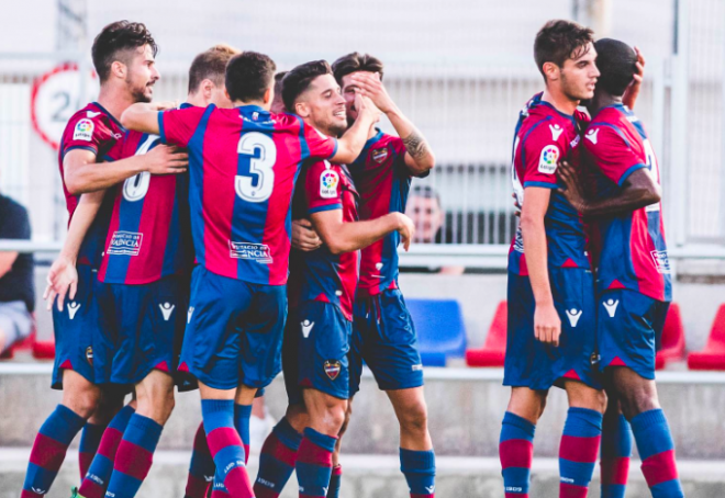 Los de Paco López celebran uno de los tantos de la victoria. (Foto: Levante UD)