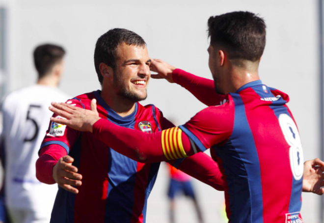 Joel y Delgado celebran uno de los goles del encuentro. (Foto: Levante UD)