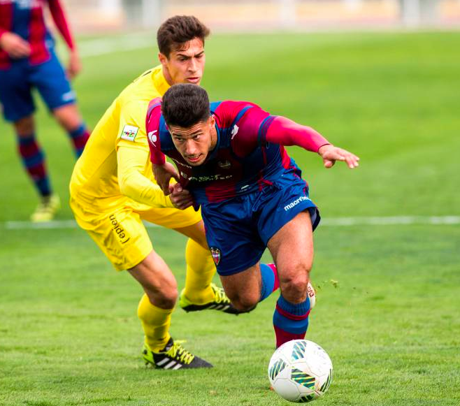 Manu Viana conduce un balón en pretemporada. (Foto: Levante UD)