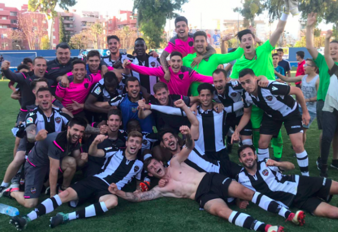 La plantilla celebra el primer puesto en el Grupo VI de Tercera División. (Foto: Levante UD)