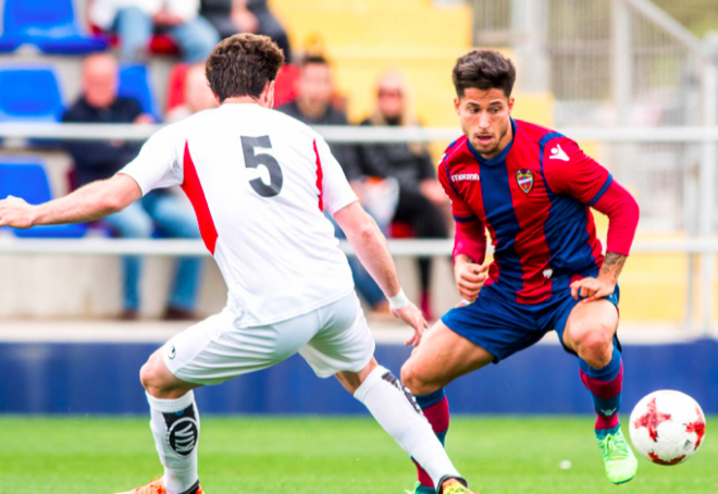 Manu Viana trata de desbordar por la banda. (Foto: Levante UD)