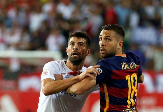 Coke, junto a Jordi Alba, en un partido entre el Sevilla y el FC Barcelona (EFE).