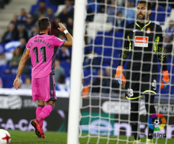Morales saluda con su gesto de 'Comandante' tras marcar su gol en el Espanyol-Levante de Copa del Rey (Imagen: LaLiga).